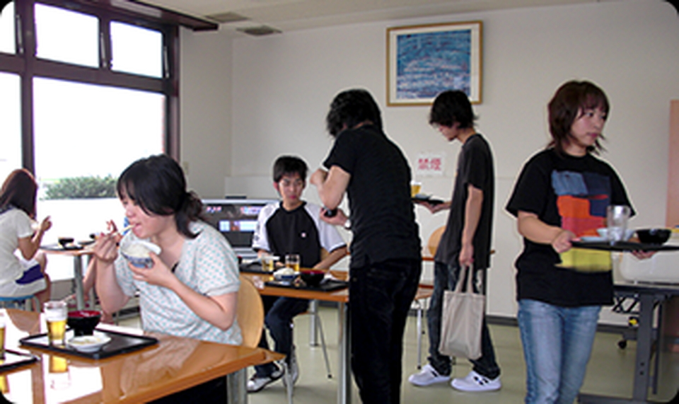 こまつ自動車学校の校内の食堂で食事をする合宿生