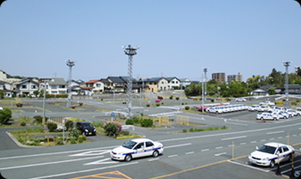 教習車が並ぶ松江・島根自動車学校のコースと住宅街